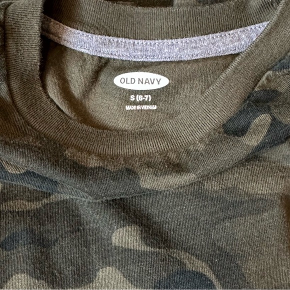 Old Navy Camo t-shirt - Picture 3 of 3